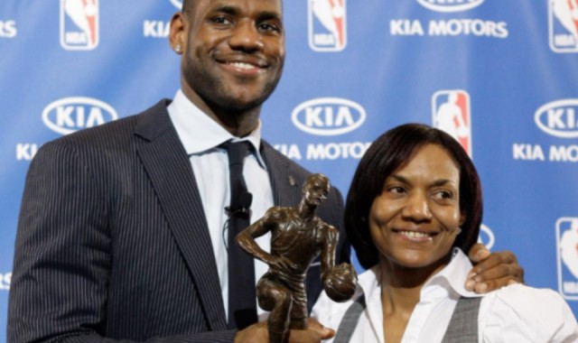 世界杯球员名单-詹姆斯：妈妈生我时只有16岁 我的动力是给她买个带储藏室的房子