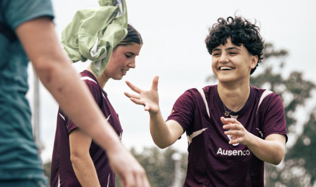 世界杯国家队名单-拒绝回国！伊朗女足2名逃离队员露面：露大腿脱头巾训练 笑容满面